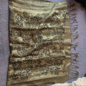 Patterned scarf with frills